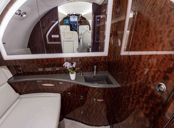 N454TH-interior-aftlav