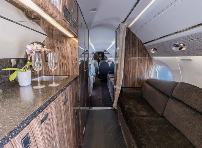 N62FF-interior-forwardgalley_divan